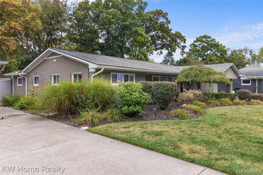 8648 Golfside Drive, Commerce Twp, MI 48382 — Photo 35