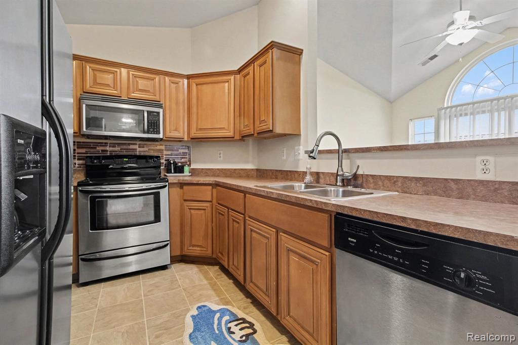 20006 Hidden Oaks Drive, Trenton, MI 48183 — Photo 8