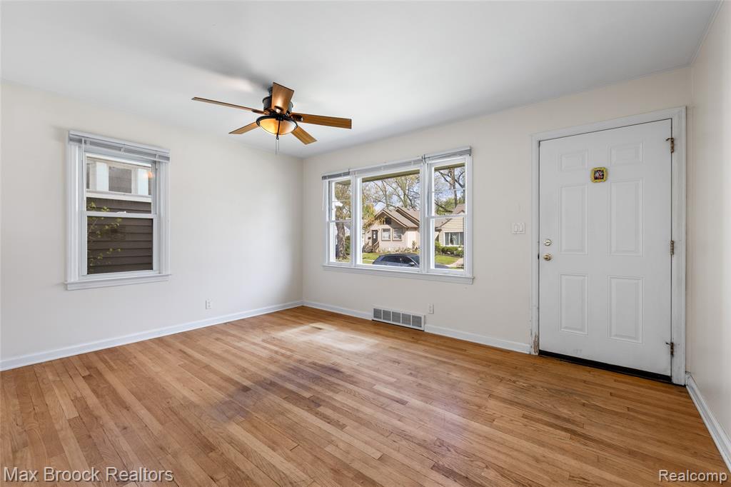 450 E MAPLEHURST Street, Ferndale, MI 48220 — Photo 2