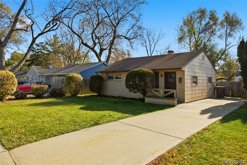 241 W Ann Arbor Avenue, Pontiac, MI 48340