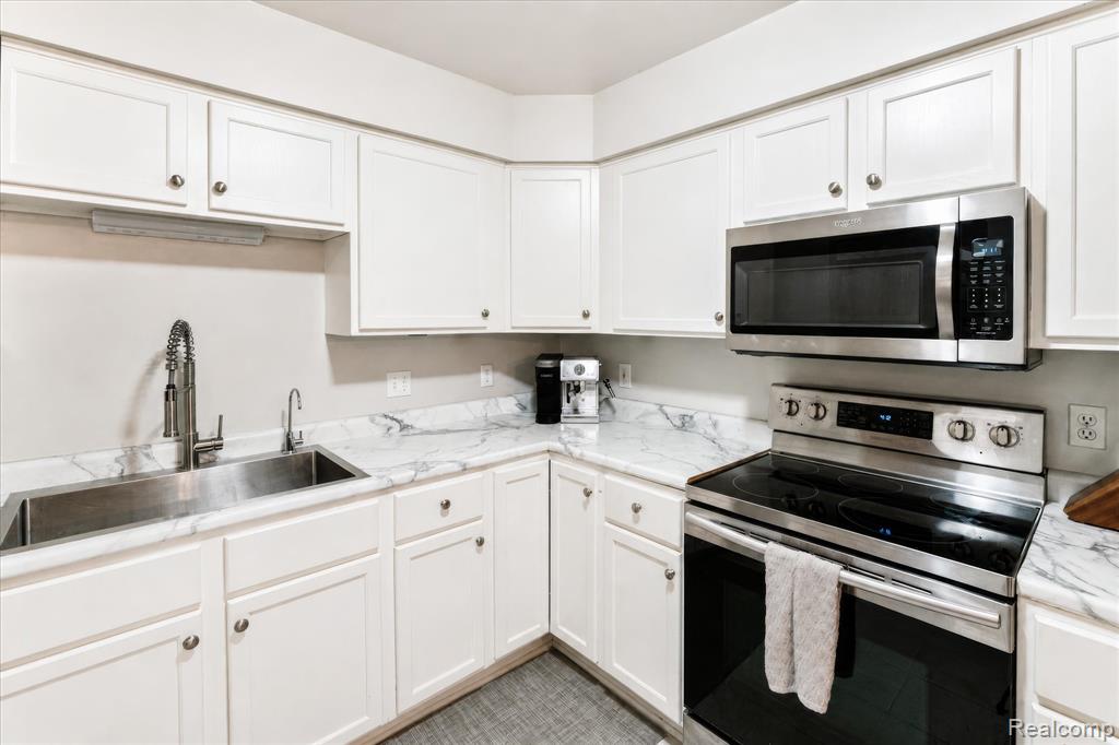 61025 Greenwood Drive, South Lyon, MI 48178 — Photo 13