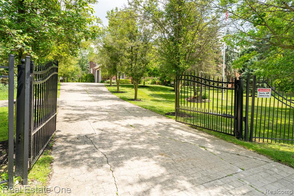 6120 EVANSWOOD Road, Troy, MI, 48085