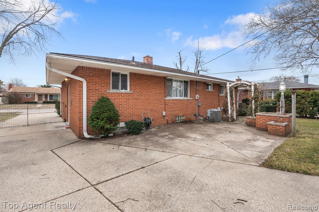 9001 Shannon Drive, Sterling Heights, MI 48314 — Photo 25