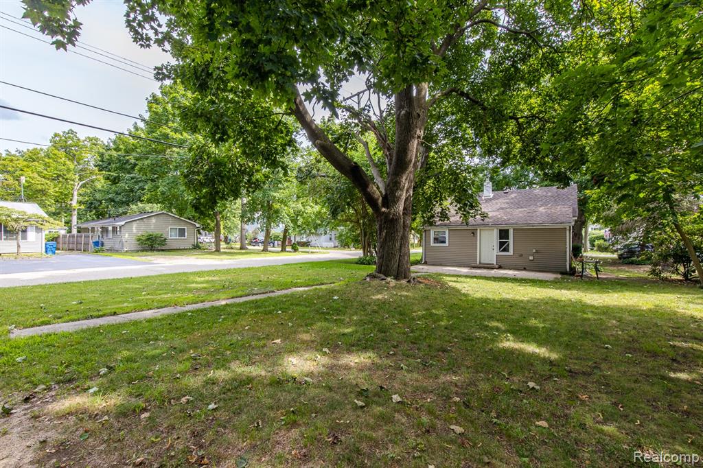 6400 Elmwood Drive, Waterford, MI 48329 — Photo 25