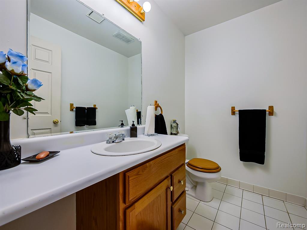 7594 Bay Tree Drive, Ypsilanti, MI 48197 — Photo 9