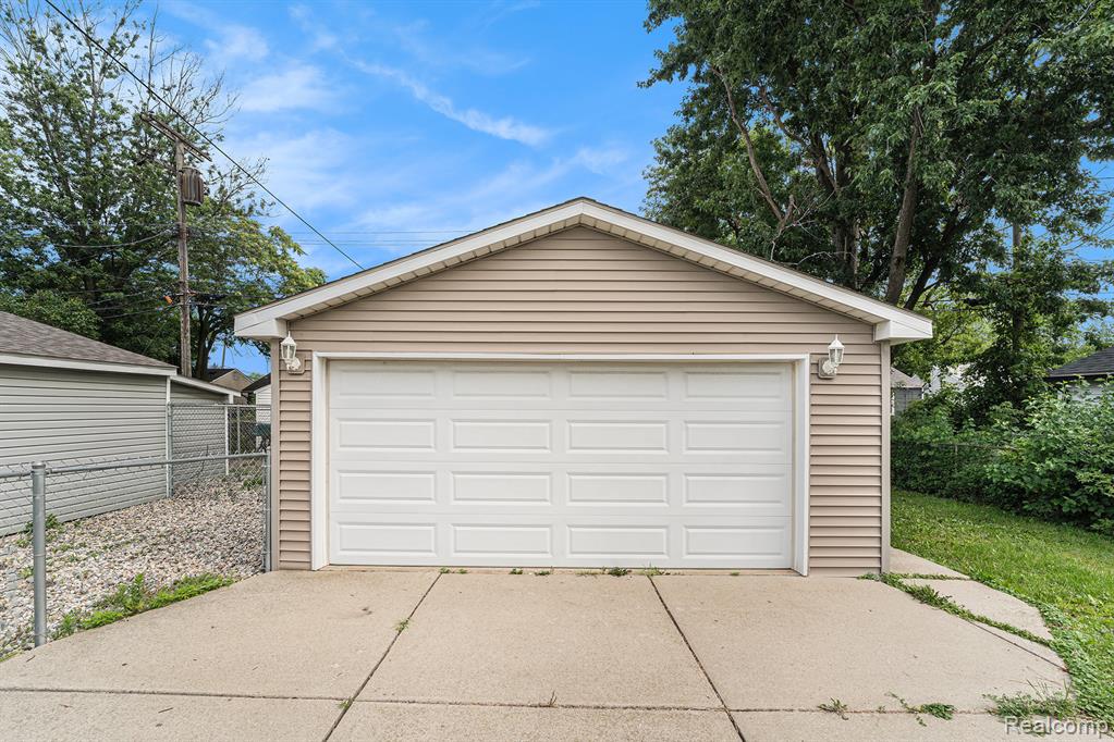 940 Mace Avenue, Madison Heights, MI 48071 — Photo 24