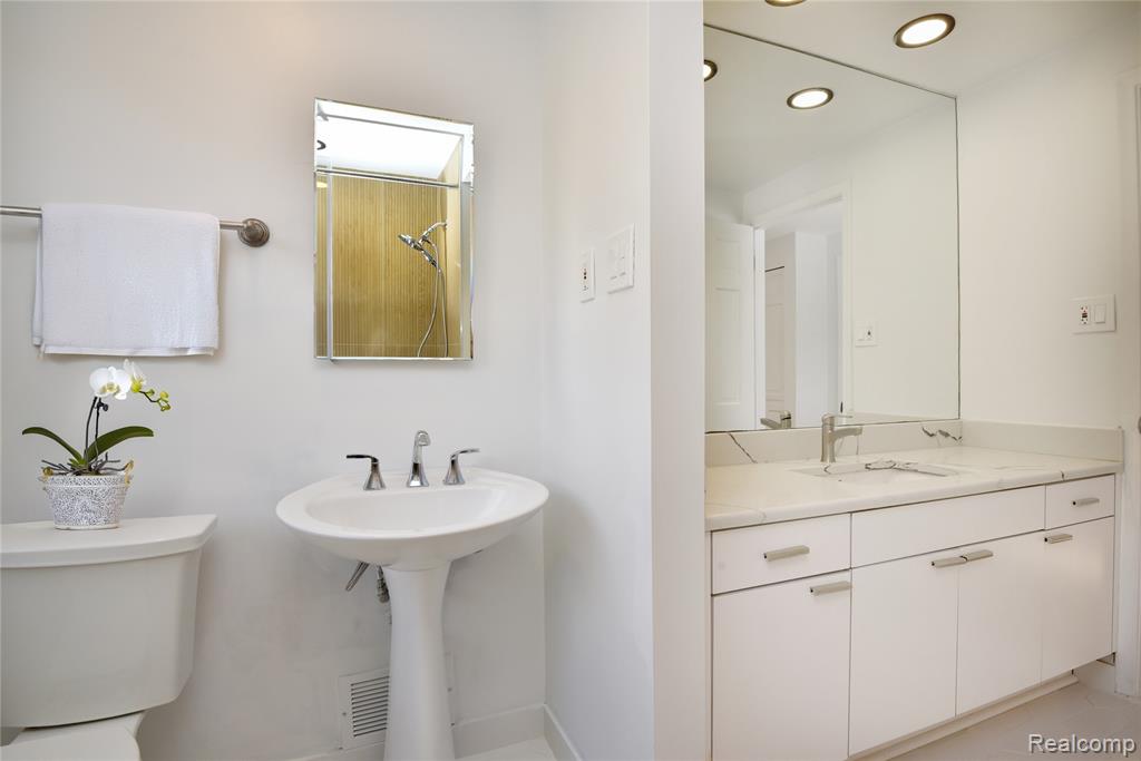 684 Wilshire Drive, Bloomfield Hills, MI 48302 — Photo 22