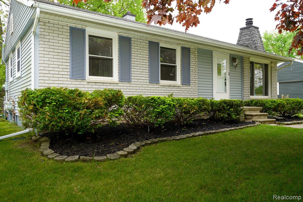 598 COVINGTON Street, South Lyon, MI 48178 — Photo 3