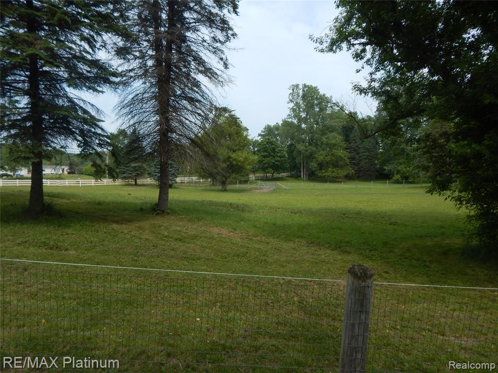 2025 W Rose Center Road, Holly, MI 48442 — Photo 22