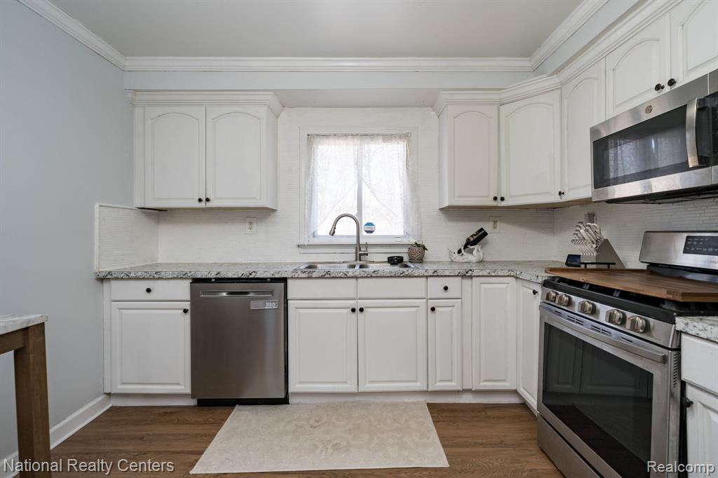 2654 Hatton Road, Auburn Hills, MI 48326 — Photo 12