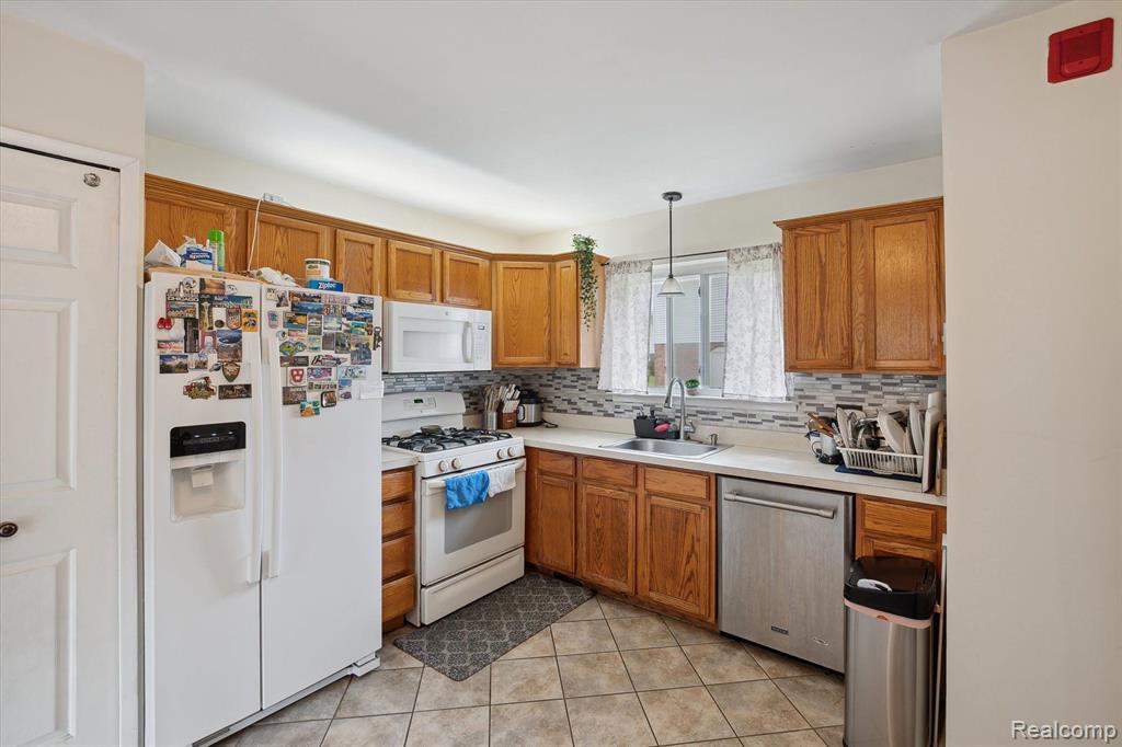 44563 SAVERY Drive, Canton, MI 48187 — Photo 8