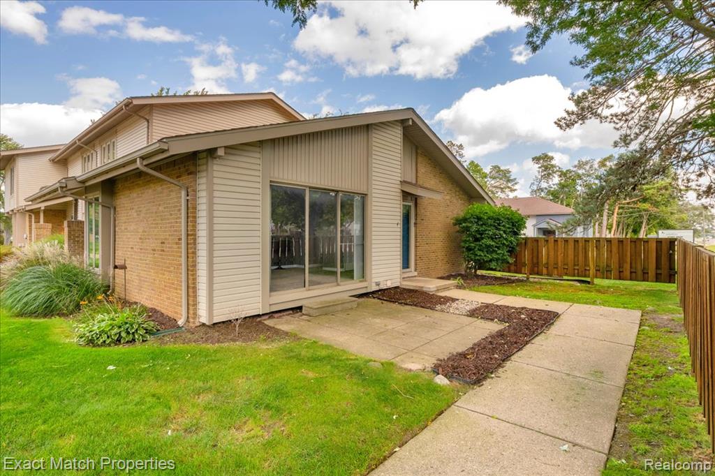 4 Willow Way, Waterford, MI 48328 — Photo 8