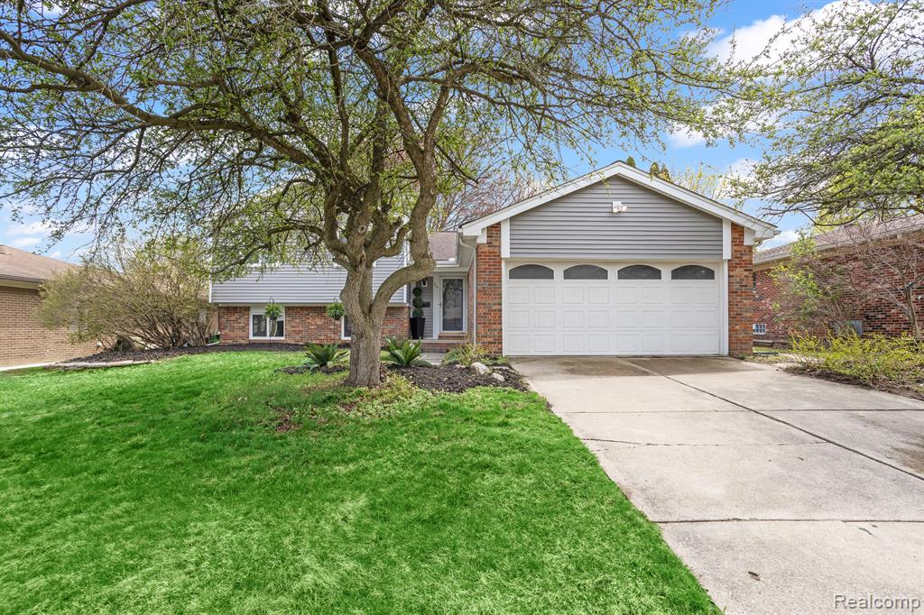 805 ABBEY Lane, Milford, MI 48381 — Photo 2