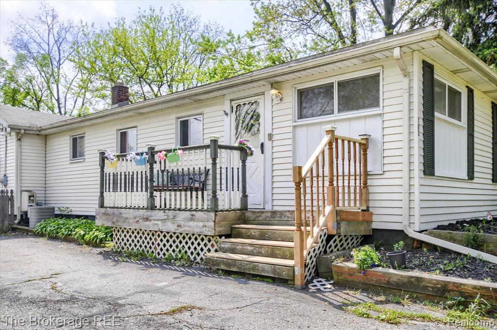 703 CEDARLAWN Road, Waterford, MI 48328 — Photo 2