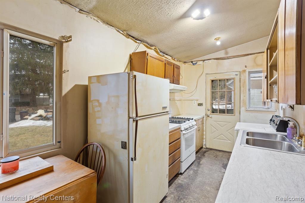 6378 Beth, Brighton, MI 48116 — Photo 11