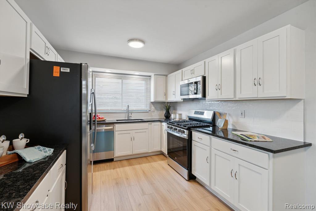 44048 Harsdale Drive, Canton, MI 48187 — Photo 18