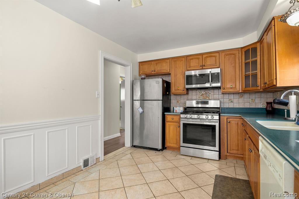 8054 ROBINDALE Avenue, Dearborn Heights, MI 48127 — Photo 12