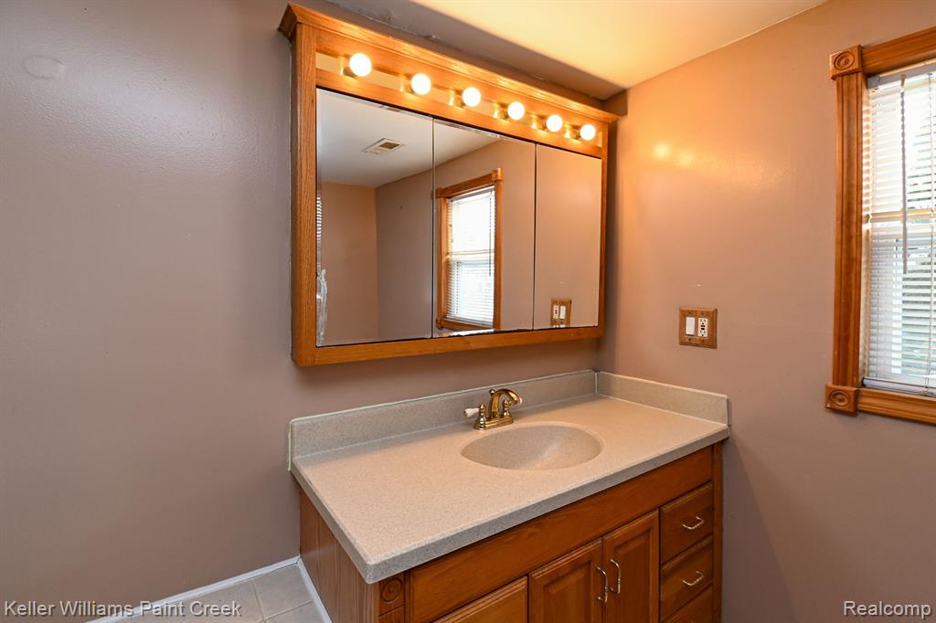 635 JOSLYN Road, Lake Orion, MI 48362 — Photo 18