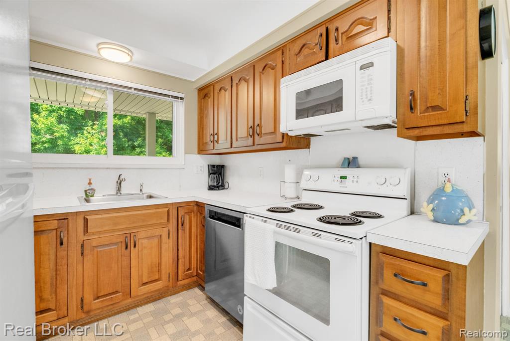 42347 Brentwood Drive, Plymouth, MI 48170 — Photo 17