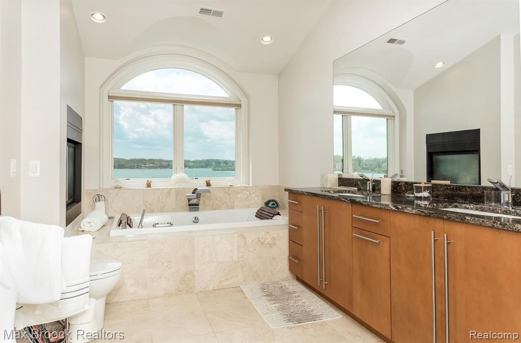 5681 SHORE Drive, Orchard Lake Village, MI 48324 — Photo 31