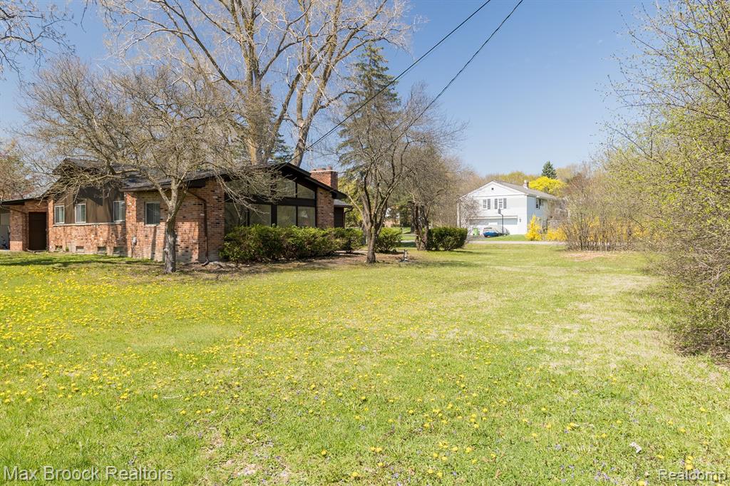 6207 NICHOLAS Drive, West Bloomfield, MI — Photo 43
