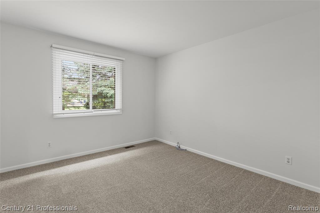 18344 Greenmeadow Drive, Clinton Twp, MI 48038 — Photo 18