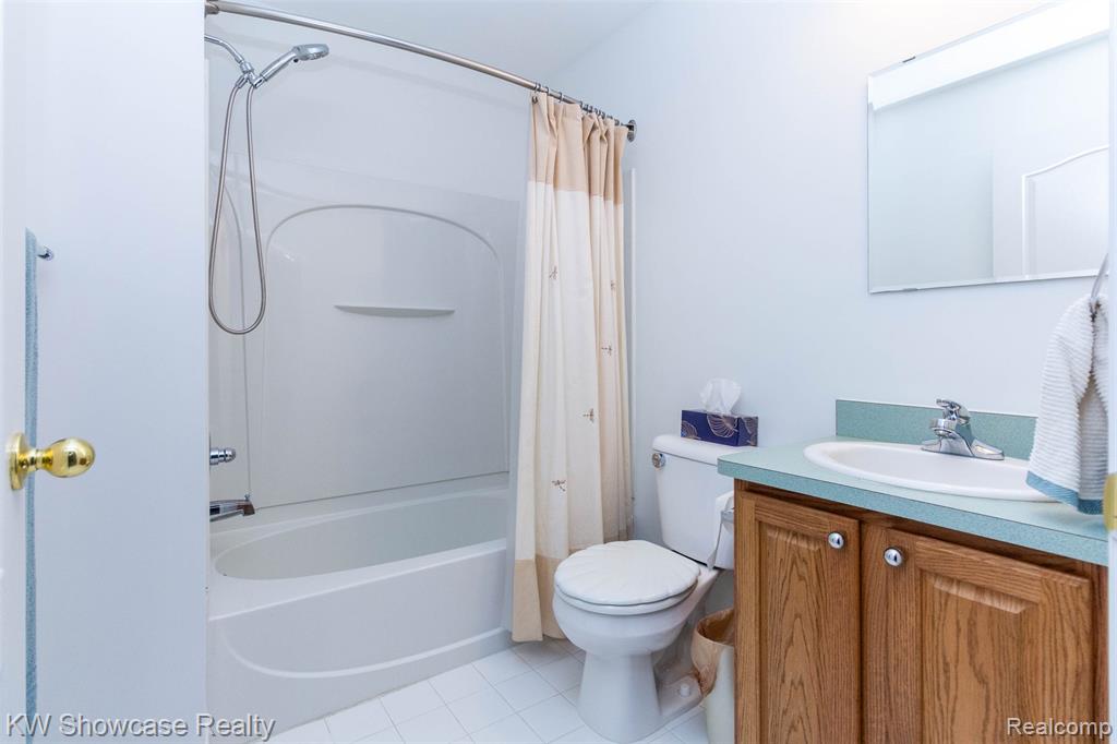5726 Pinecroft Court, 44, Clawson, MI — Photo 25