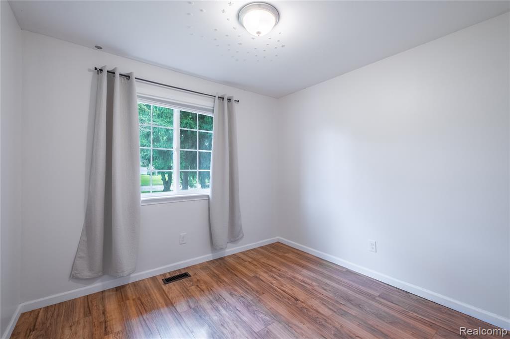 5482 Liberty Bell Road, Grand Blanc, MI 48439 — Photo 10