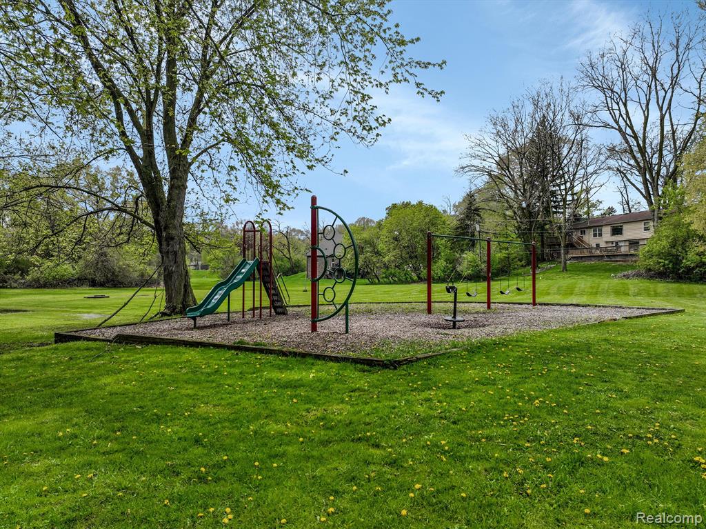 601 LAKE FOREST Road, Rochester Hills, MI 48309 — Photo 36