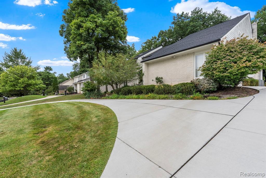 5322 Pond Bluff Drive, West Bloomfield, MI 48323 — Photo 6