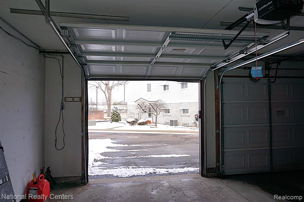 38348 CAROLON Boulevard, Westland, MI — Photo 21