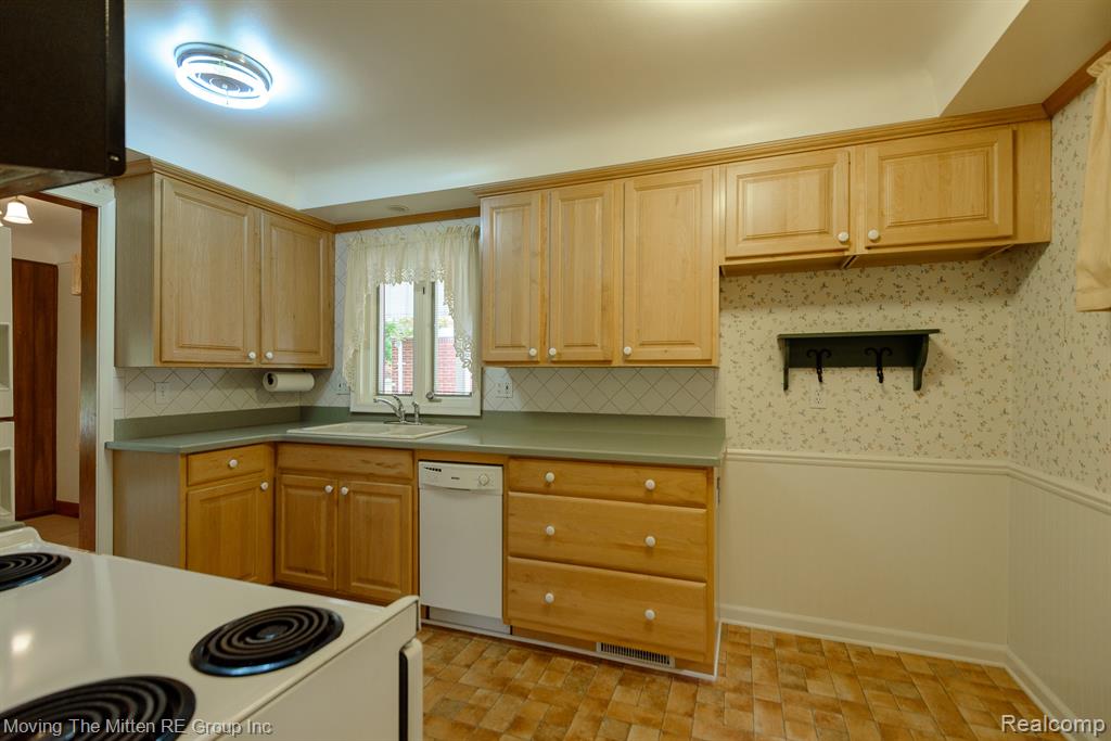 9668 Farmington Road, Livonia, MI 48150 — Photo 7