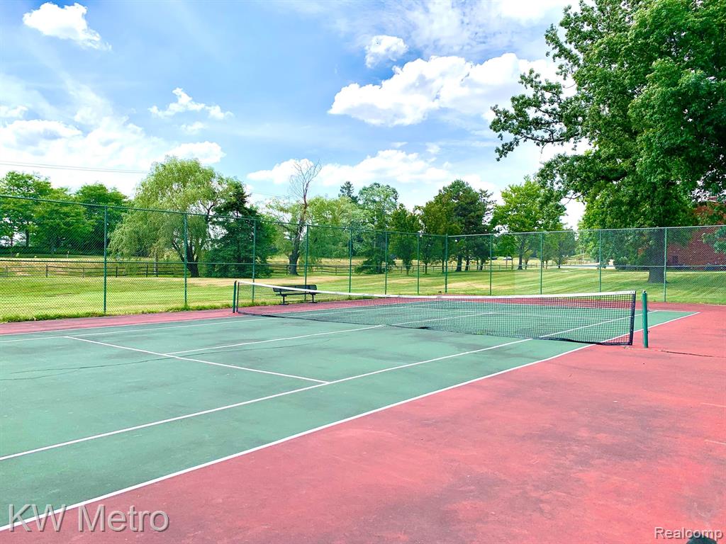 666 E FOX HILLS Drive, Bloomfield Hills, MI 48304 — Photo 35