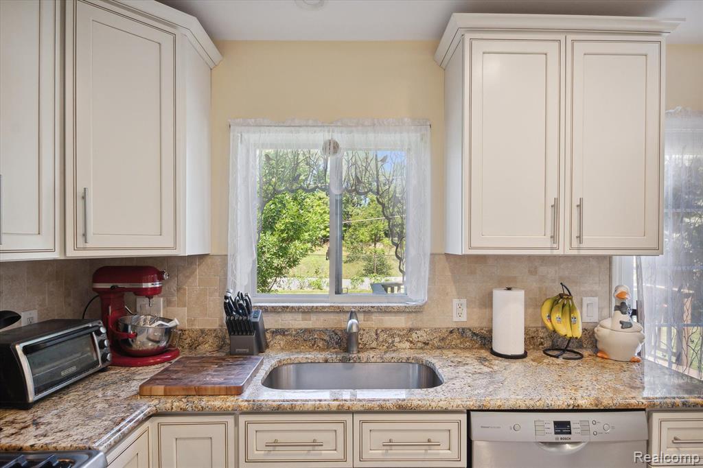 8979 BROUGHAM Drive, Sterling Heights, MI 48312 — Photo 12