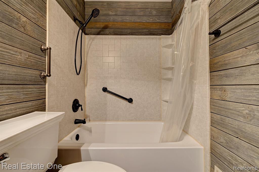 9045 E BLUEWATER Drive, Clarkston, MI 48348 — Photo 19