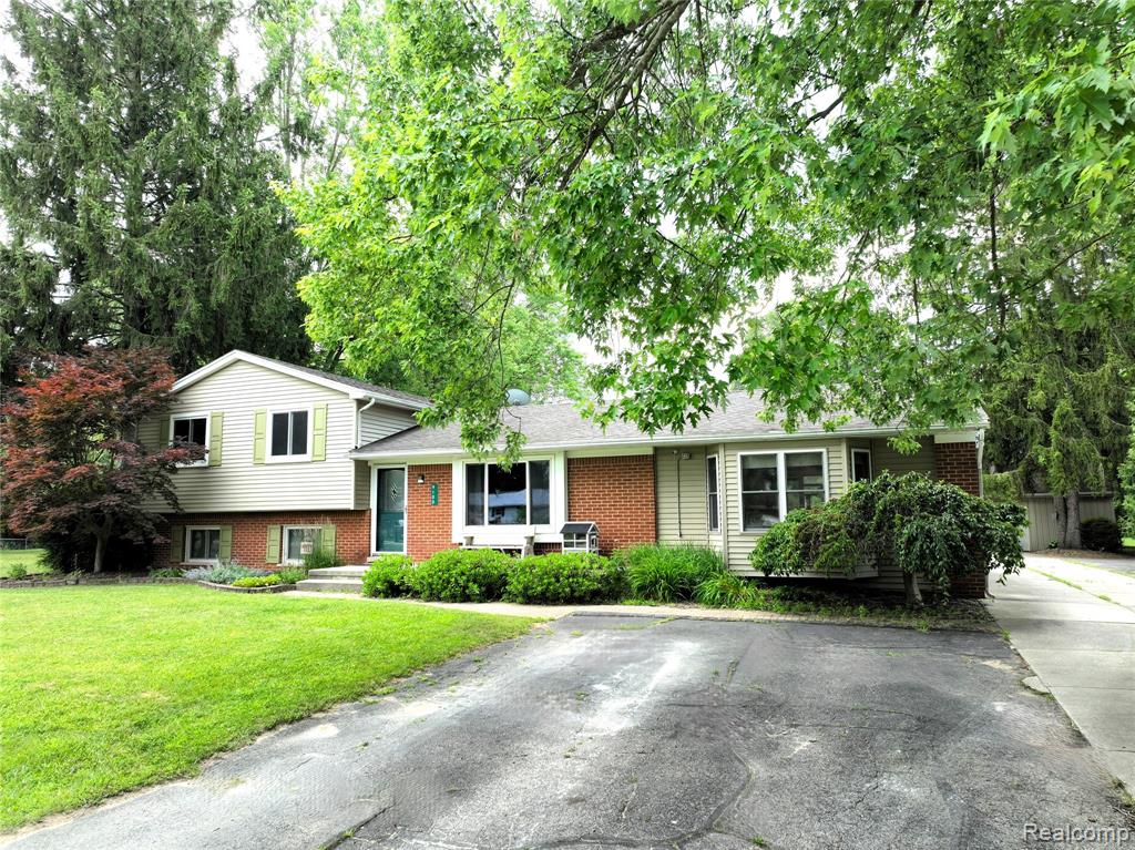 9100 Mayfred Drive, Pinckney, MI 48169 — front exterior