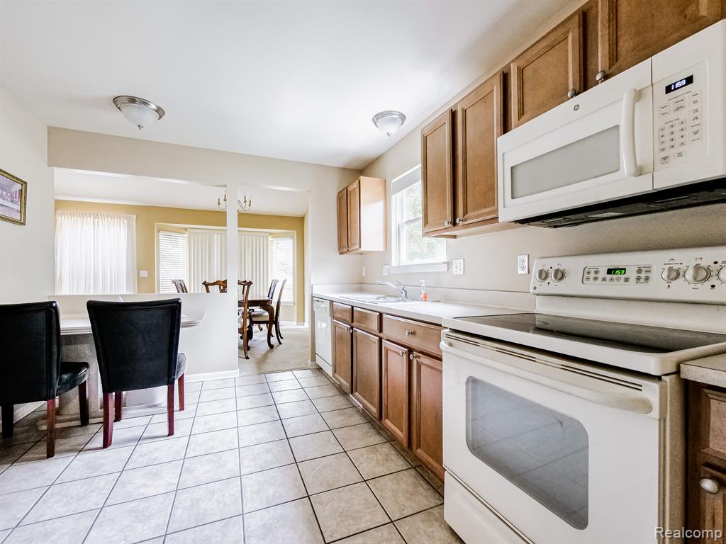 402 WOODHAVEN Drive, Commerce Twp, MI 48390 — Photo 3