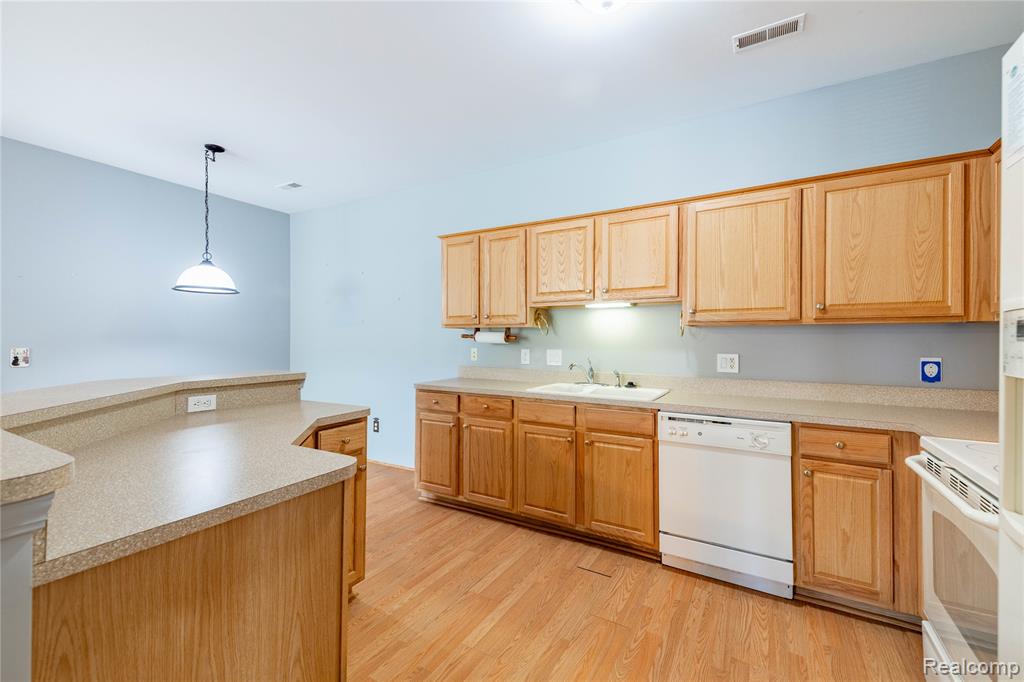 23030 Williamsburg Circle, 15, Woodhaven, MI 48183 — Photo 10