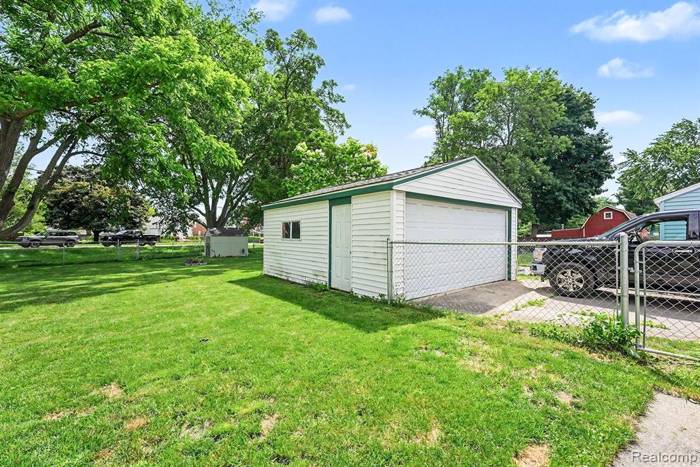 8215 Clinton River Road, Sterling Heights, MI 48314 — Photo 26