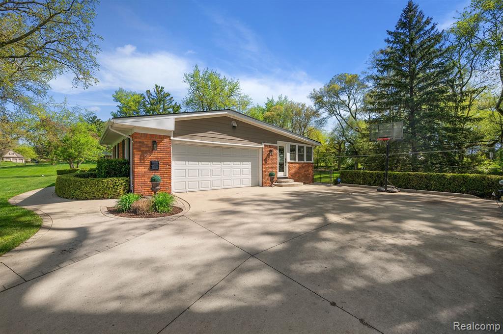 6491 HILLS Drive, Bloomfield Hills, MI 48301 — Photo 44