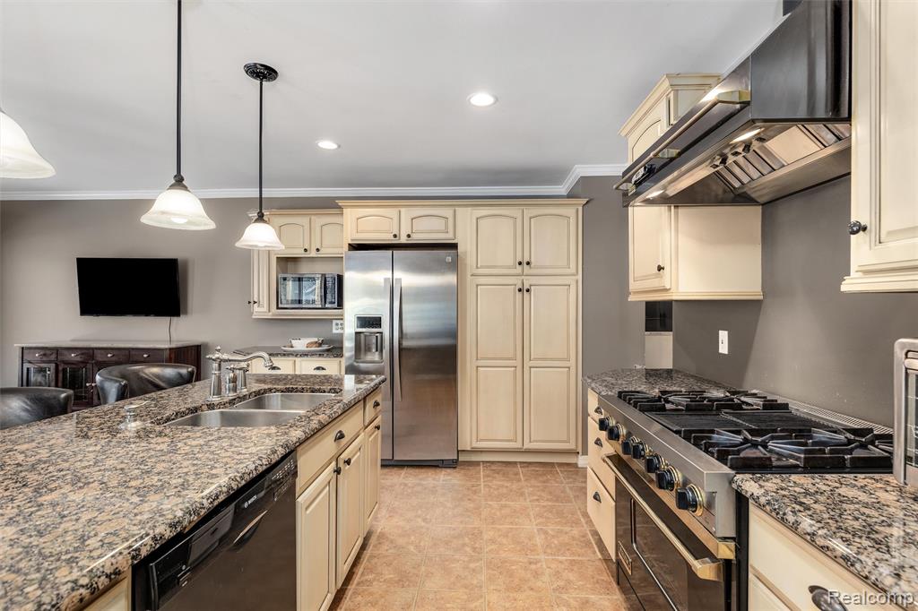 3712 Summit Court, Wixom, MI 48393 — Photo 4