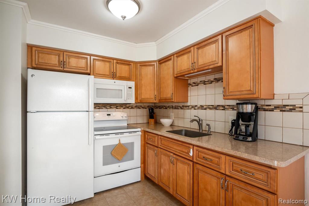 32718 GRAND RIVER Avenue, C28, Farmington, MI 48336 — Photo 12