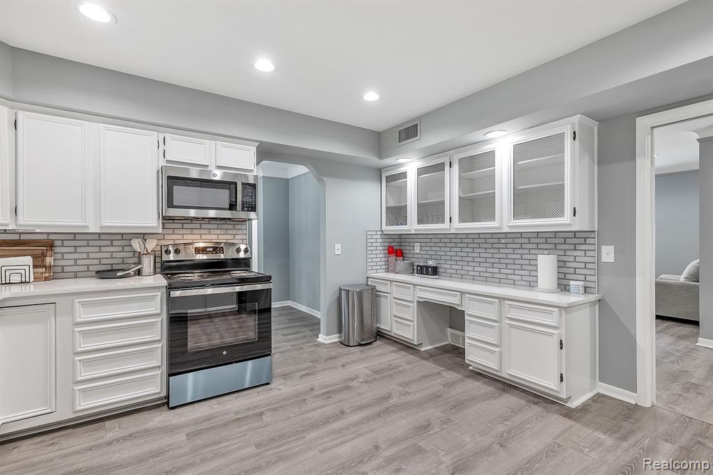 600 WOODCREST Drive, Dearborn, MI 48124 — Photo 15