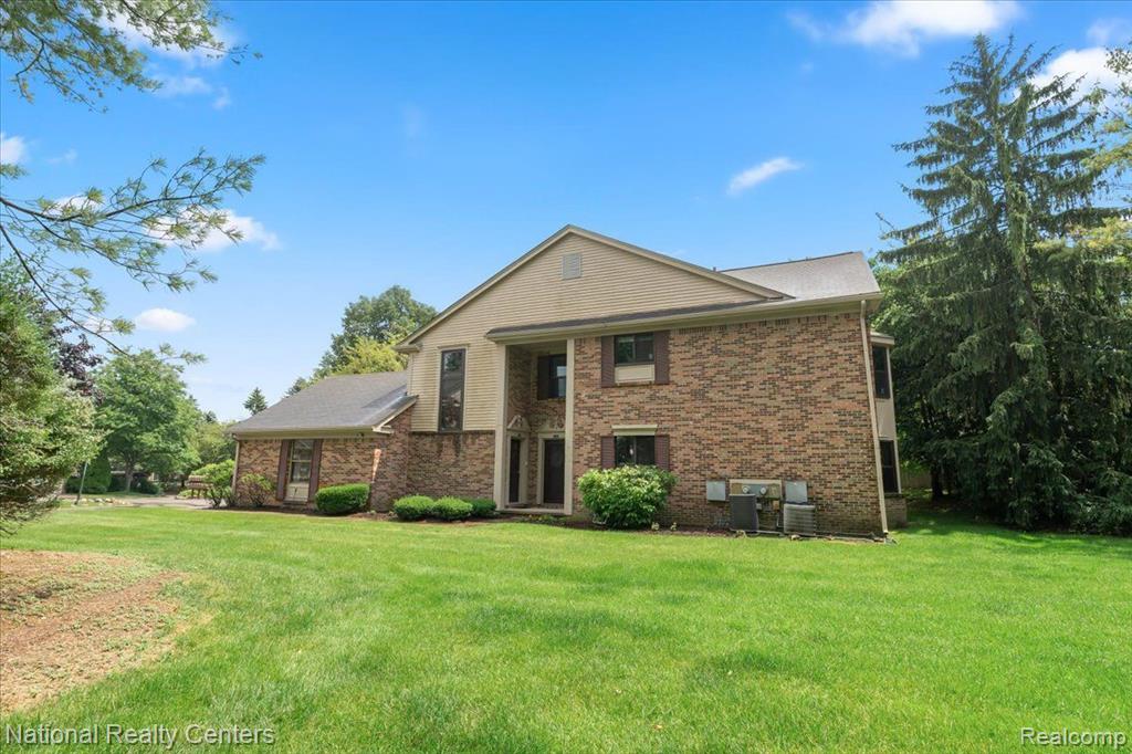 37224 BRENTWOOD Circle, Farmington Hills, MI 48331 — Photo 2