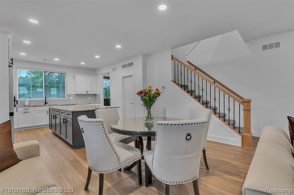5264 Cooley Lake Road, Waterford, MI 48327 — Photo 10