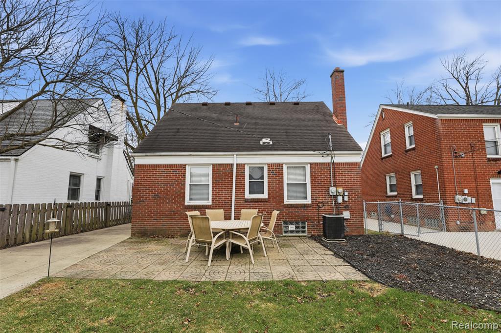 1906 Oxford Road, Grosse Pointe Woods, MI 48236 — Photo 22