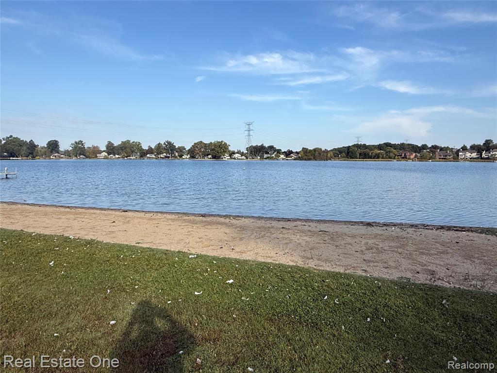 2910 LOON Drive, Wixom, MI 48393 — Photo 15