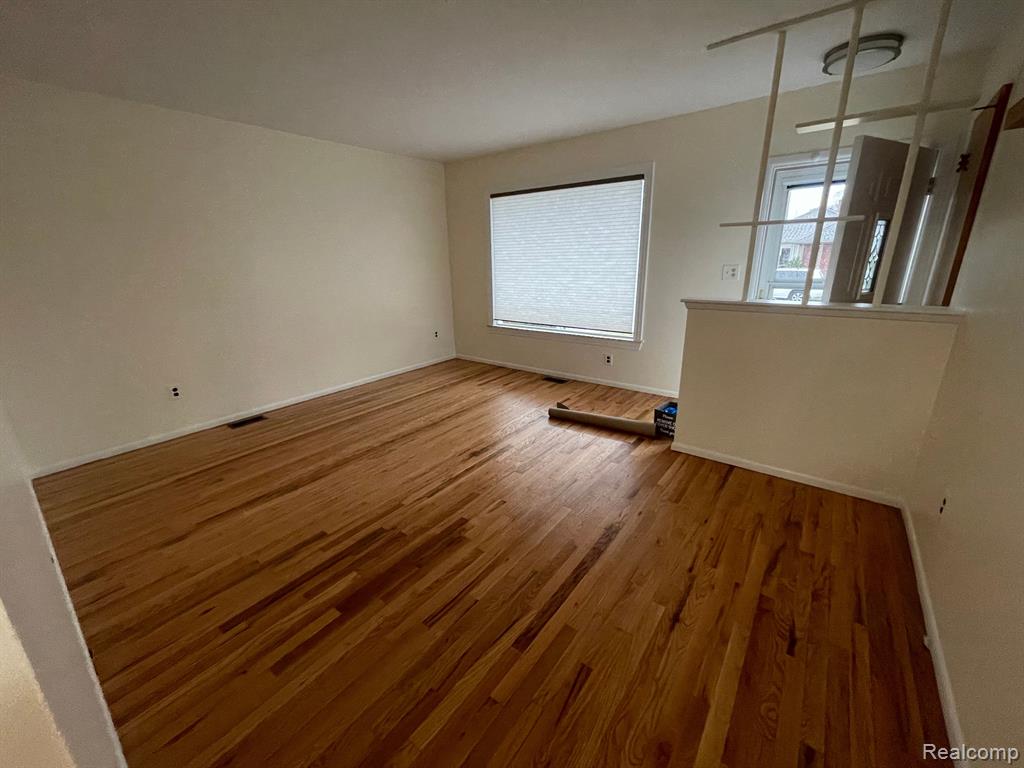 6585 FENTON Street, Dearborn Heights, MI 48127 — Photo 2