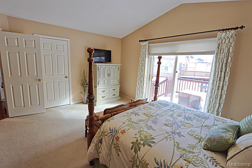 35053 KNOLLWOOD Lane, Farmington Hills, MI 48335 — Photo 34