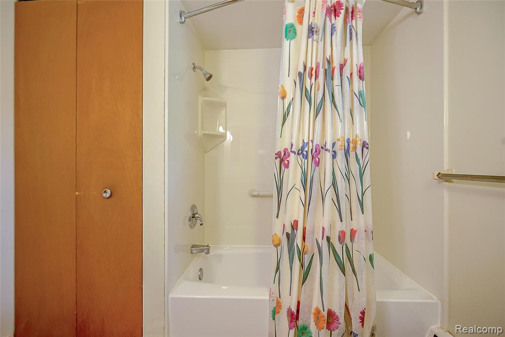 1165 Camelot Drive, Pinckney, MI 48169 — Photo 23